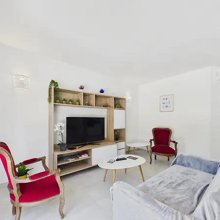 A 450 M De La - Maison 4 Adultes Et 2enfants
